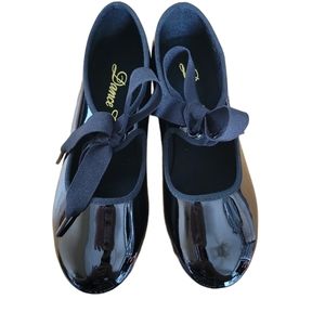 Girls Size 2 Tap Shoes in black.